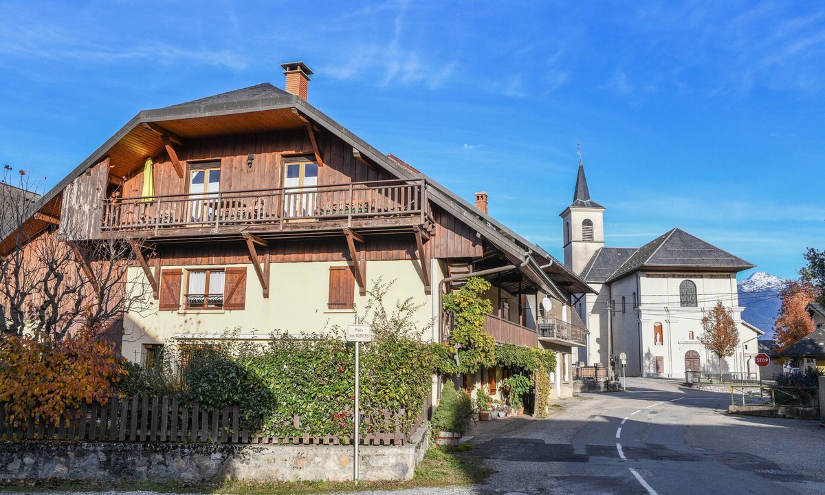 Chateauneuf Apartment | Apartment "Gîte Yveco" with Mountain View, Balcony and Wi-Fi