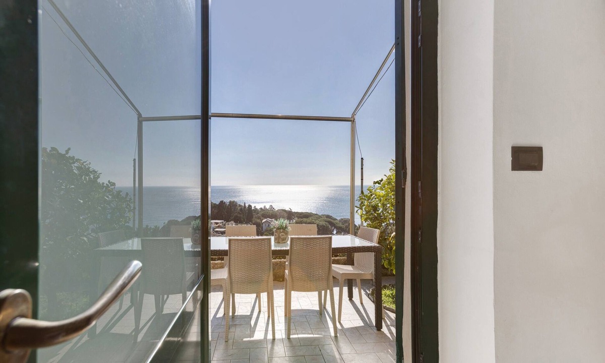 Bogliasco Apartment | Apartment 'Gli Ulivi Di Bogliasco - Ulivi 3' with Sea View, Wi-Fi and Air Conditioning