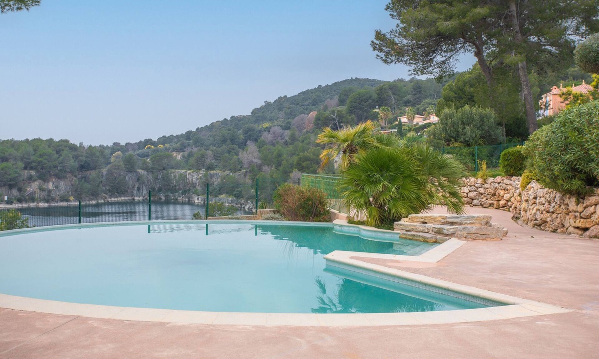 Le Dramont Apartment | Apartment 'Grande Terrasse Vue Mer' with Sea View, Shared Pool and Wi-Fi