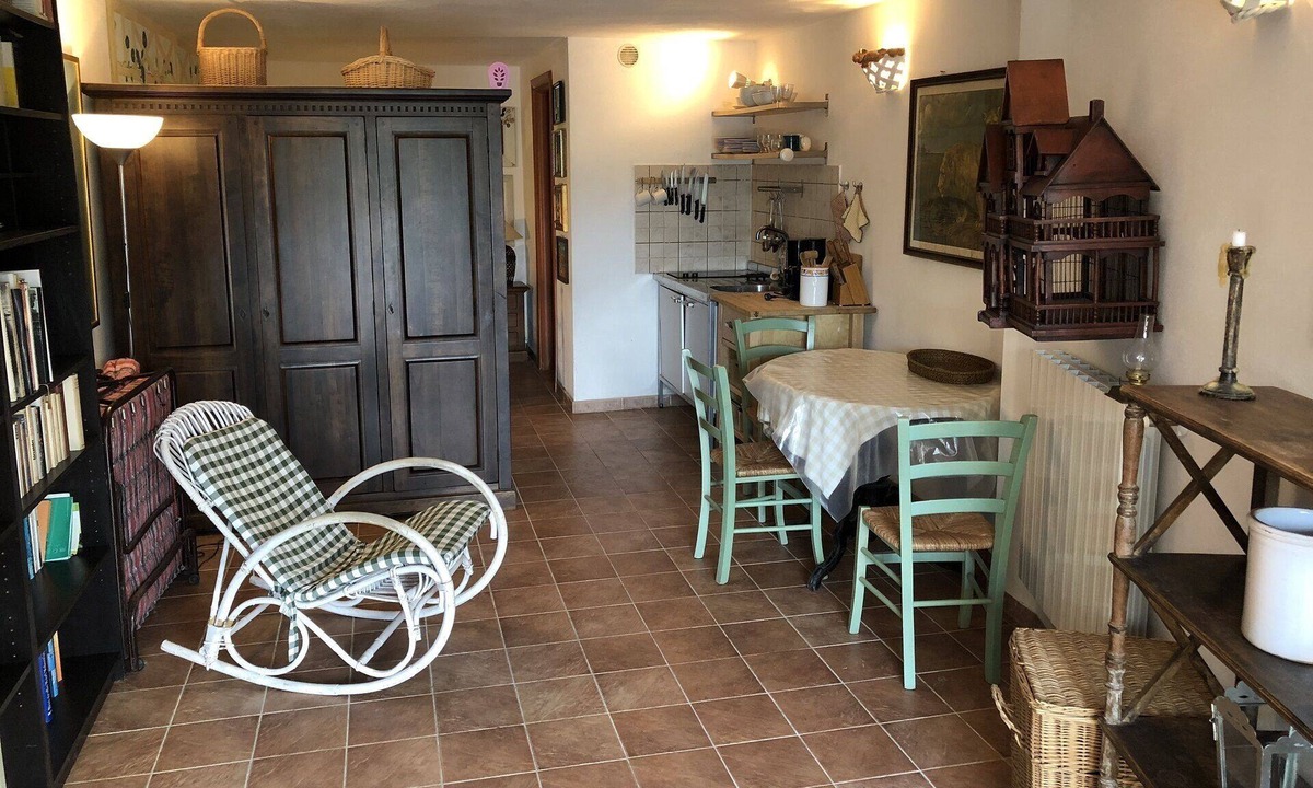 Castagneto Carducci Apartment | Apartment house on the edge of the medieval Castagneto Carducci studio Felice