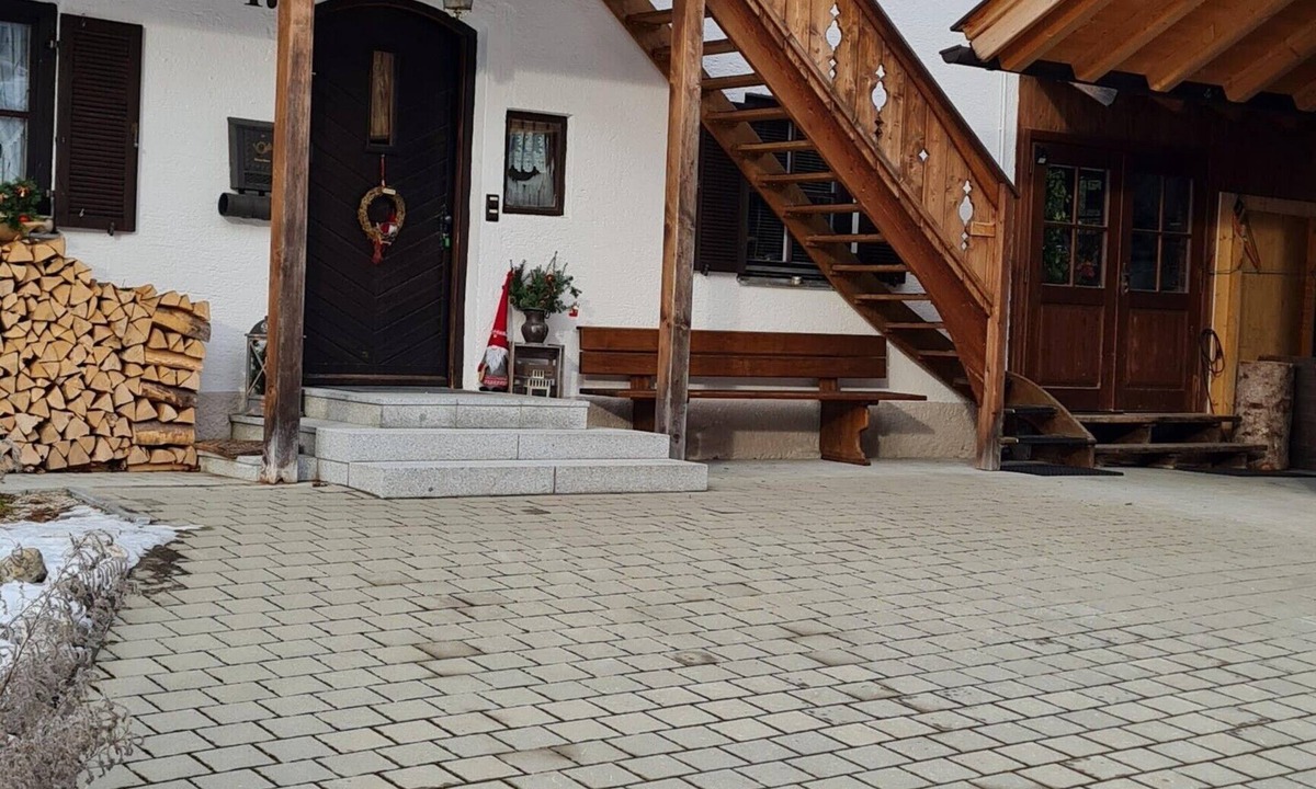 Mittenwald Apartment | Apartment 'Haus Bergblick' with Balcony and Wi-Fi
