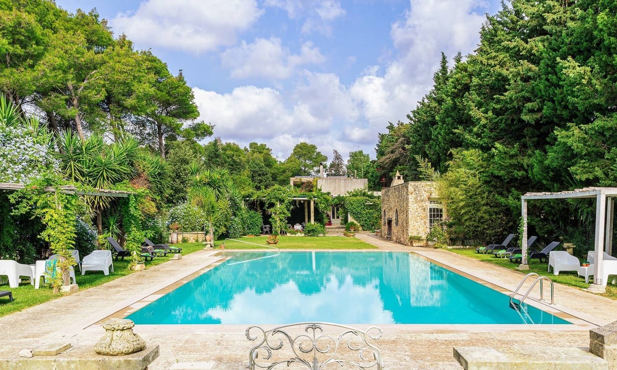 Castrignano de' Greci Apartment | Apartment 'Tenuta Chimeta - Suite Mimosa' with Shared Pool, Shared Garden and Wi-Fi