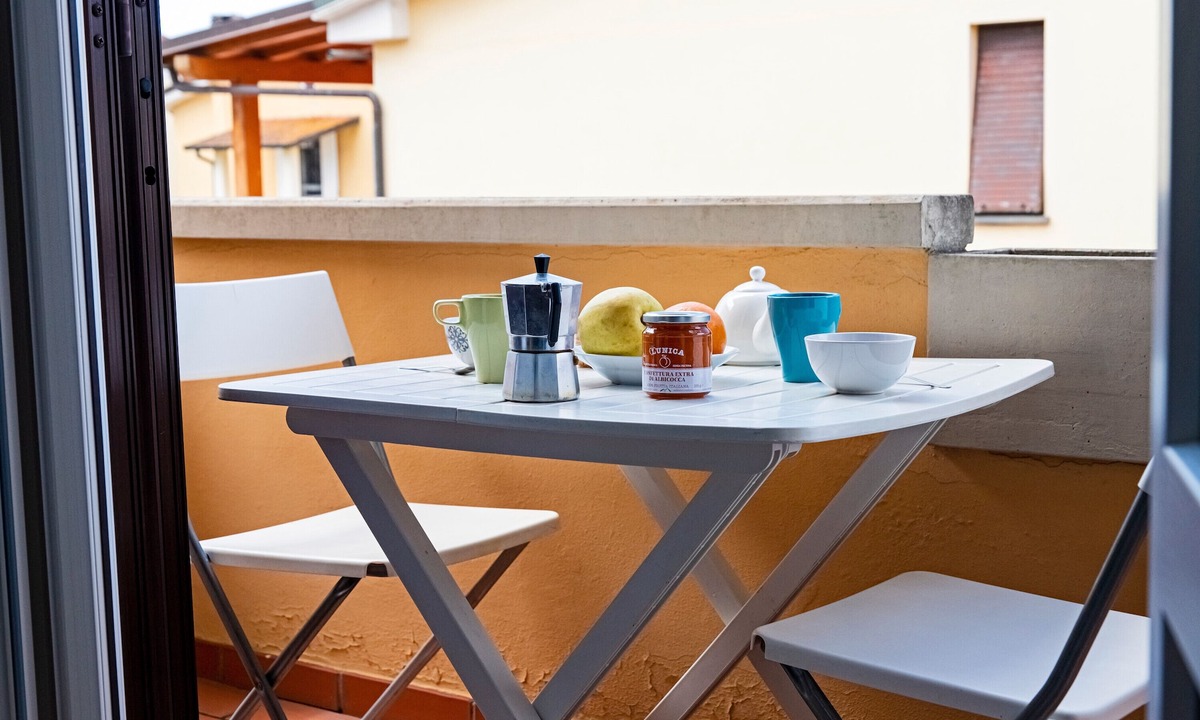 Torre del Lago Puccini Apartment | Apartment 'Raggio Di Sole' with Balcony and Wi-Fi