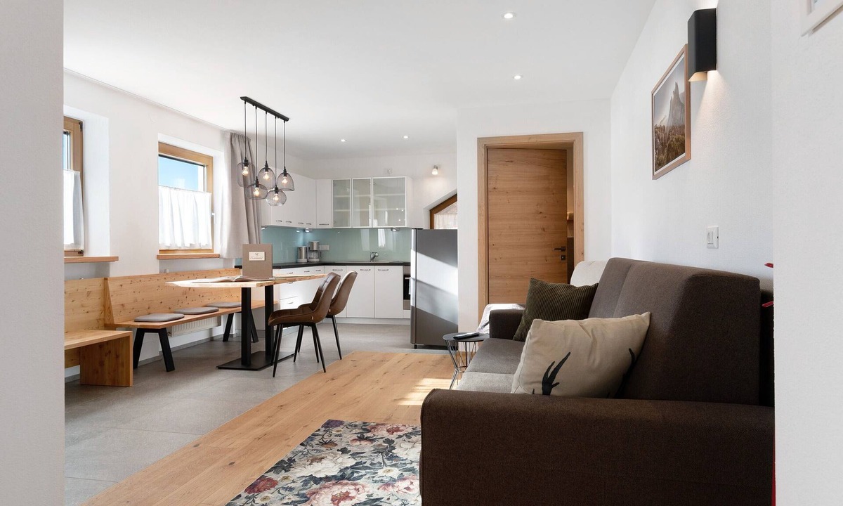 Collalbo Apartment | Apartment “Kardinerhof Bergwiese” with Mountain View, Shared Garden and Wi-Fi