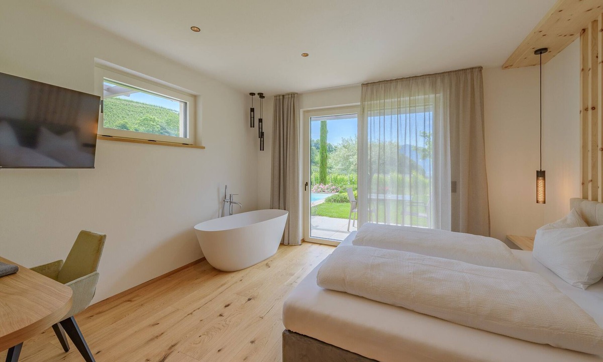 Caldaro Sulla Strada del Vino Apartment | Apartment 'Kardonighof Feld' with Pool and Vineyard Views – new 2026