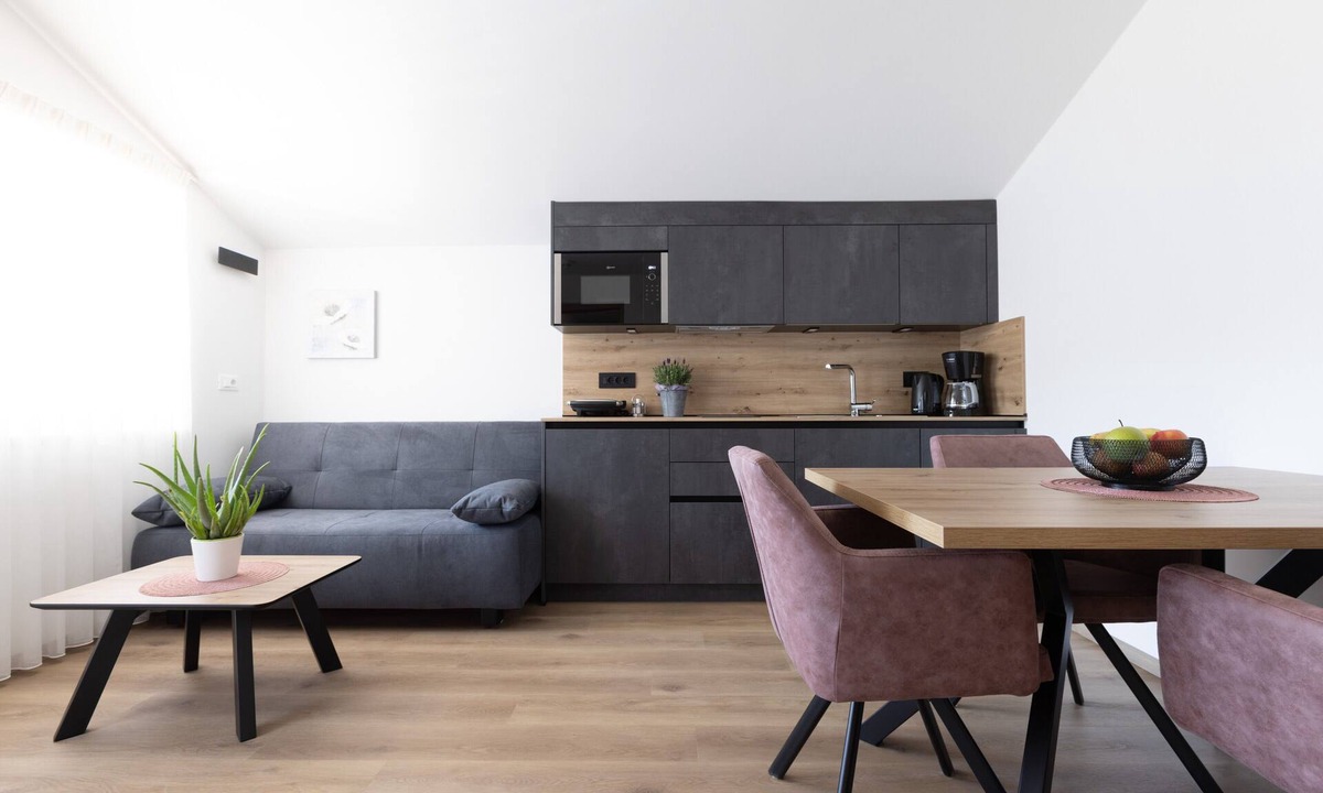 Rifiano Apartment | Apartment "Kleon 1" with Mountain View, Shared Pool and Wi-Fi