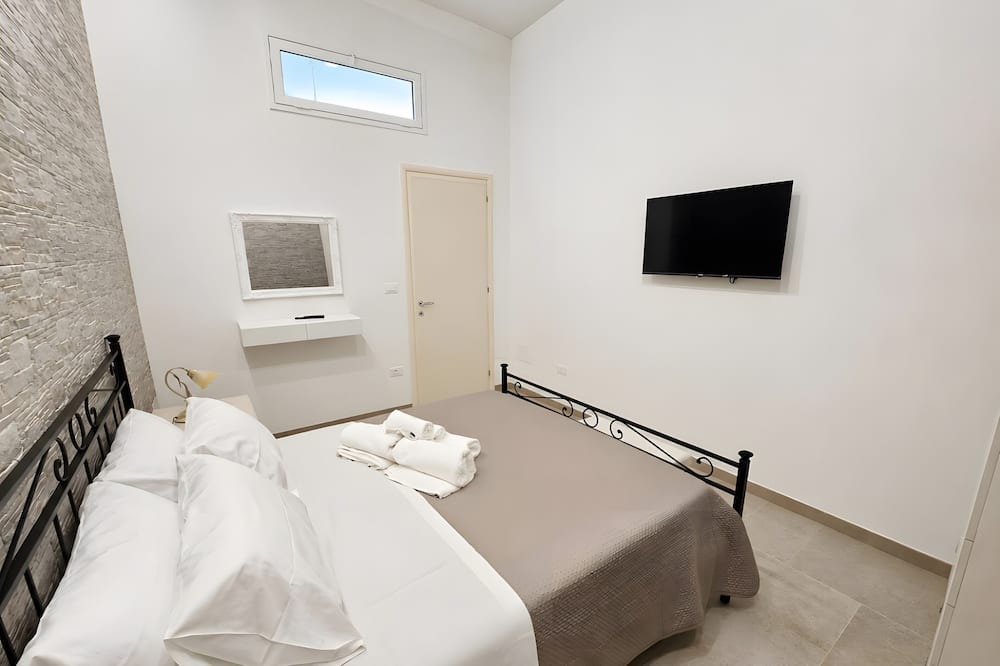 Ugento Apartment | Apartment 'L'Aurora B&B - Suite Tramonto' with Shared Terrace, Wi-Fi and Air Conditioning