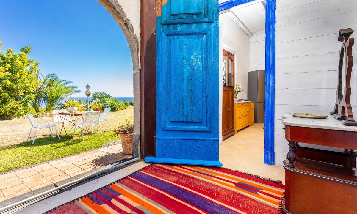 Aci San Filippo Apartment | Apartment 'La Casa Del Fico D'india - Blu' with Shared Garden, Wi-Fi and Air Conditioning