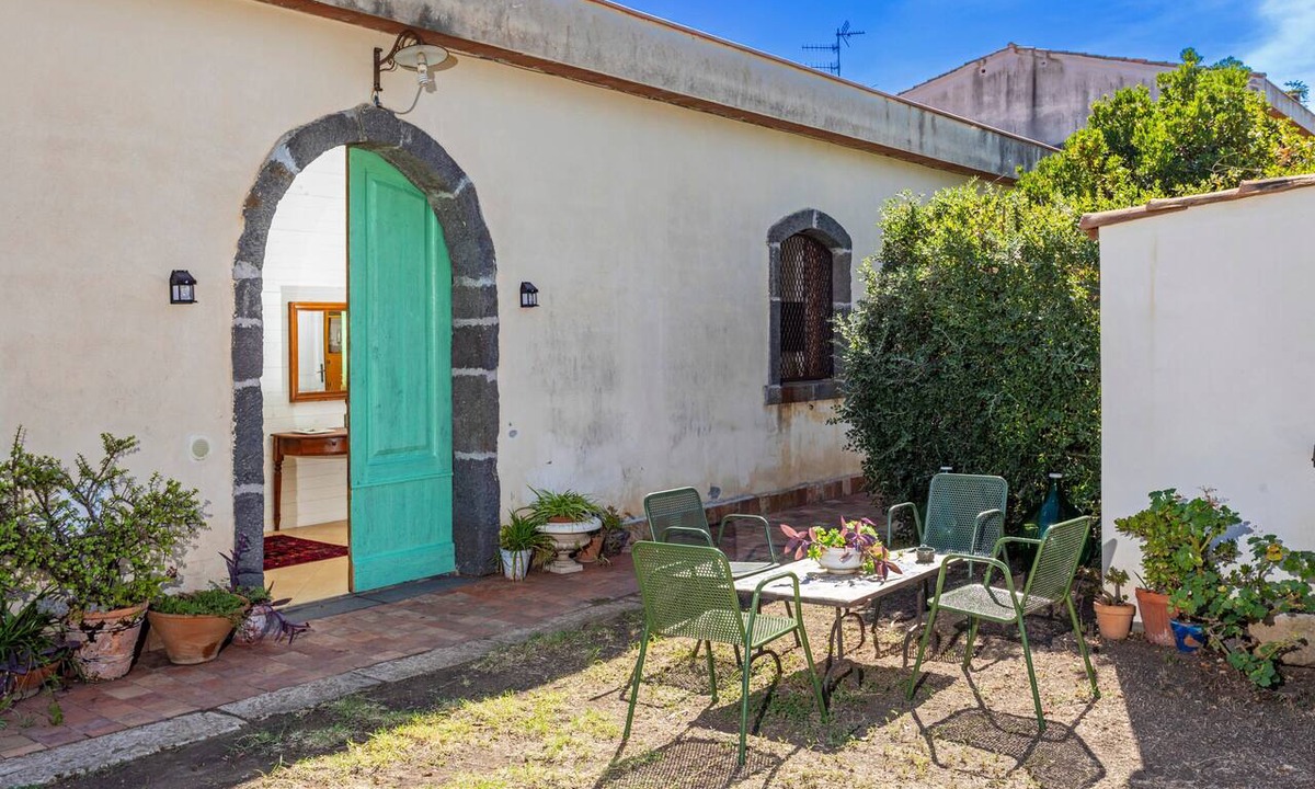 Aci San Filippo Apartment | Apartment 'La Casa Del Fico D'india - Verde' with Shared Garden, Wi-Fi and Air Conditioning