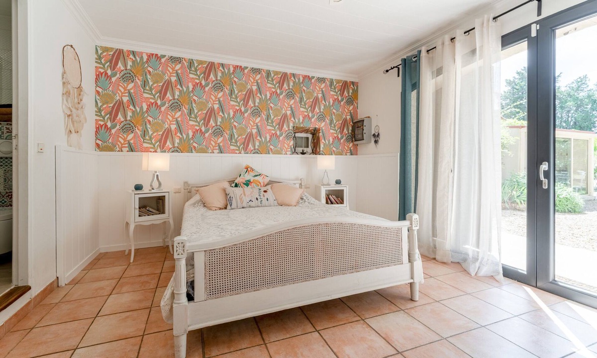 Plan-d'Orgon Apartment | Apartment 'La Miougrano' with Shared Terrace, Shared Garden and Wi-Fi