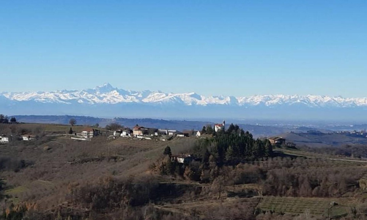Benevello Apartment | Apartment 'La Seconda Terrazza Di Benevello' with Mountain View, Wi-Fi and Air Conditioning