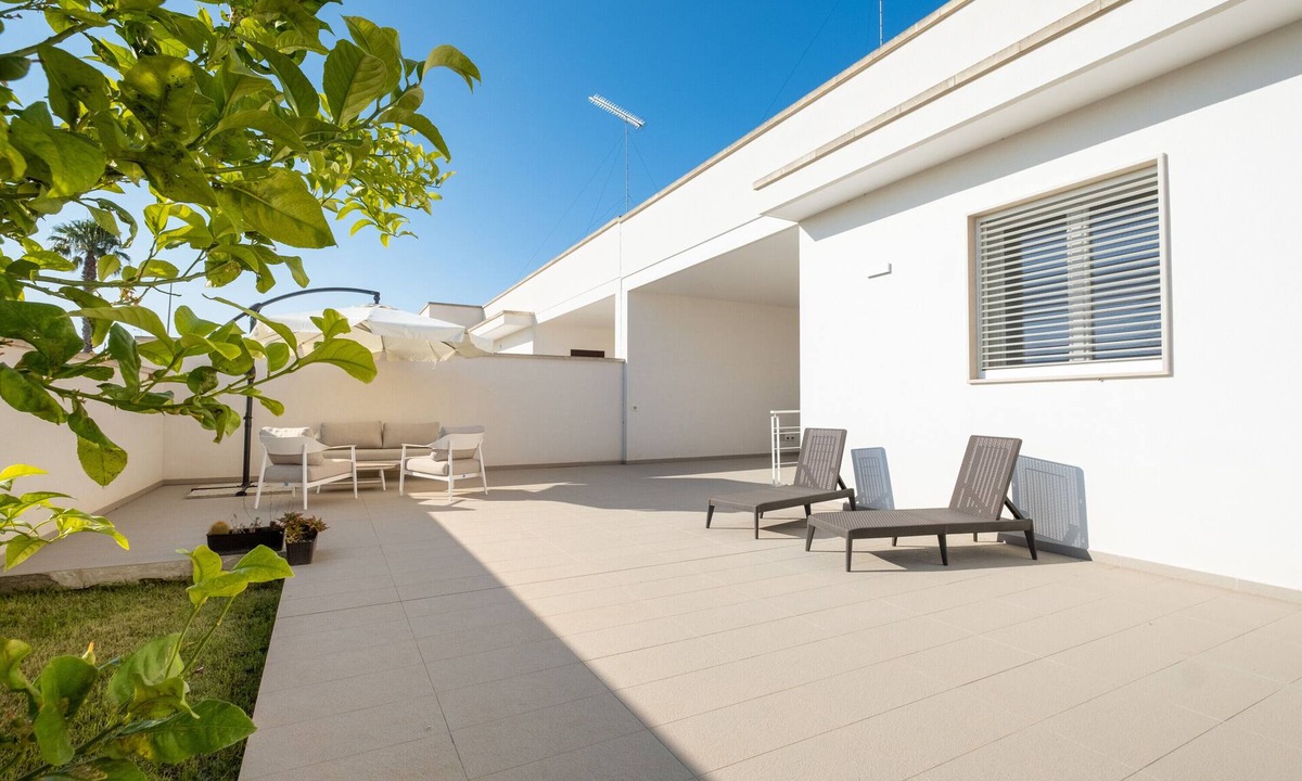 Calimera Apartment | Apartment 'La Tavernetta Di Elisa' with Private Terrace and Wi-Fi