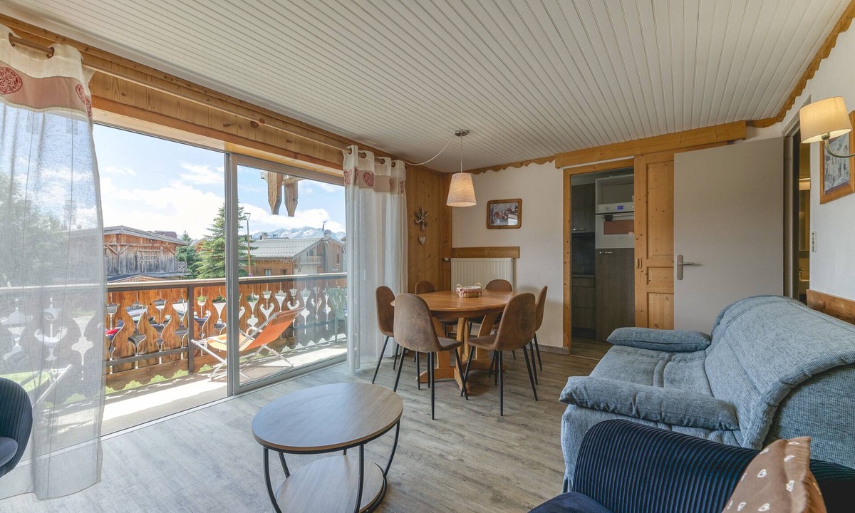 Eclose-Est Apartment | Apartment 'Les Crocus 1-2' with Balcony and Wi-Fi