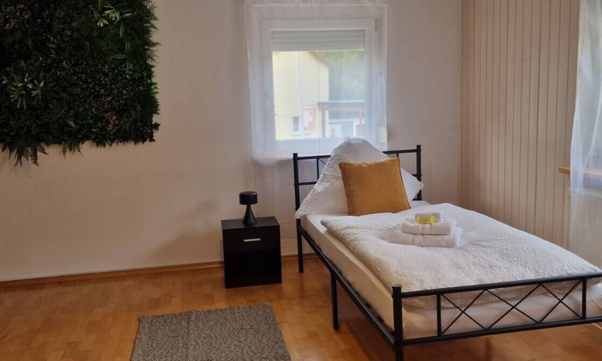 Schlatt Apartment | Apartment 'M B Homes Schlatt' with Shared Garden, Wi-Fi, Parking