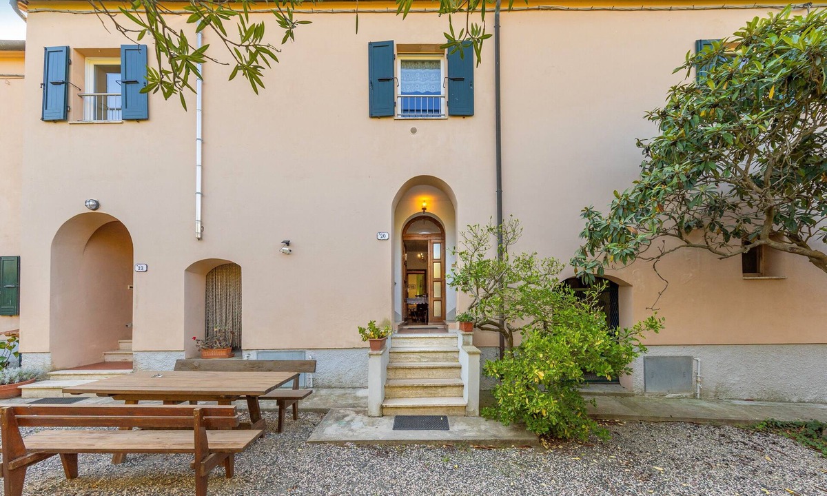 Rosignano Marittimo Apartment | Apartment 'Menta' with Shared Pool and Garden