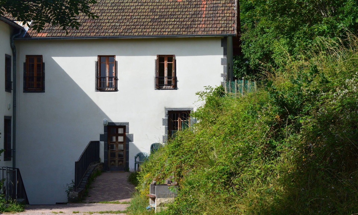 Pontgibaud House | Apartment 'Maison De Caractere- Puy De Dome' with Shared Garden