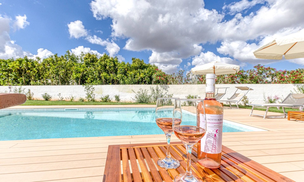 Taurisano House | Apartment 'Mistral' with Shared Pool, Wi-Fi and Air Conditioning