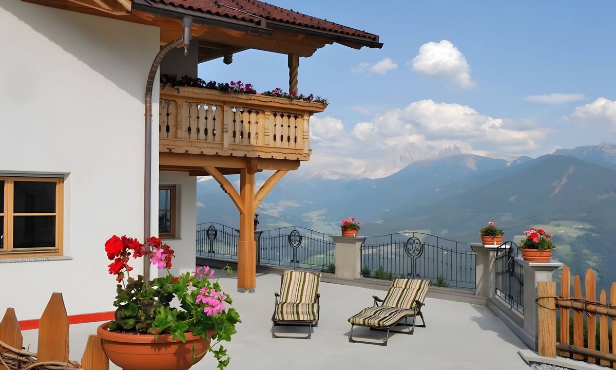 Albions Apartment | Apartment 'Mitterhof' with Mountain View, Shared Terrace and Wi-Fi
