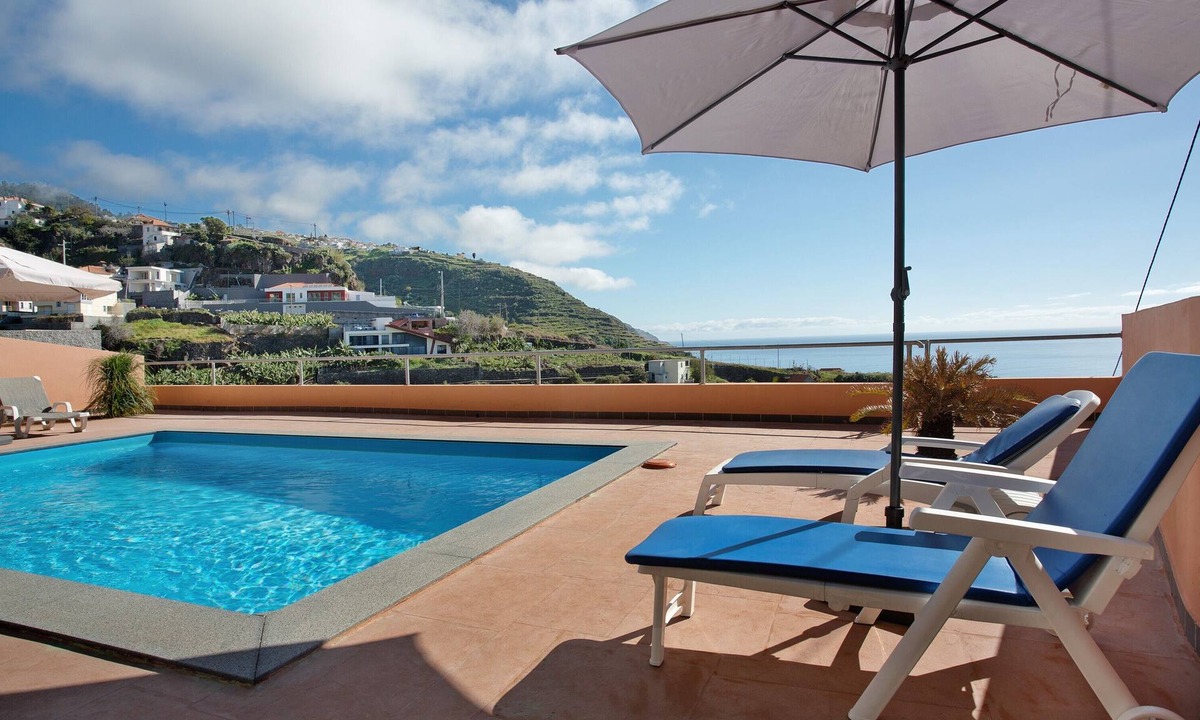 Lombo do Doutor Apartment | Apartment 'Morning Glory 2 Bedroom' with Sea View, Shared Pool and Wi-Fi
