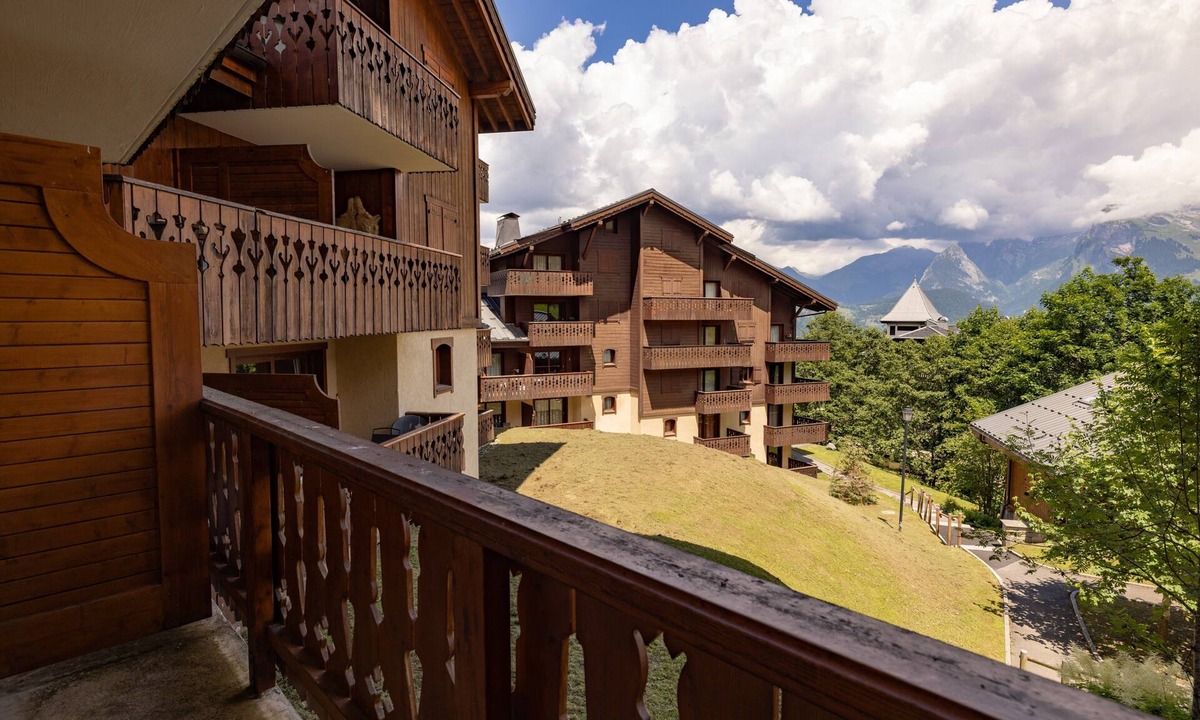 Les Esserts Apartment | Apartment 'Morrillon 1100 Ski-in/Ski-out' with Mountain View, Balcony and Wi-Fi
