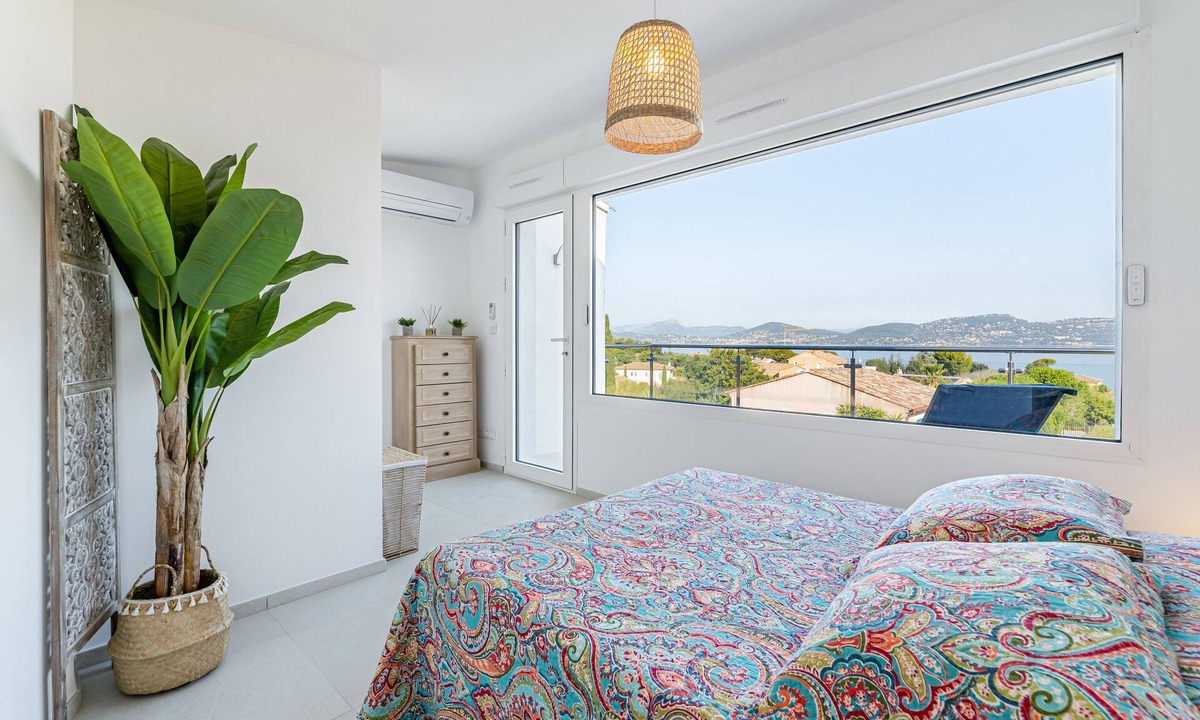 Giens Apartment | Apartment near the Madrague harbor. Sublime sea view