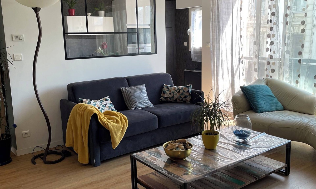 Laval Apartment | Apartment near train station and town center secure private parking