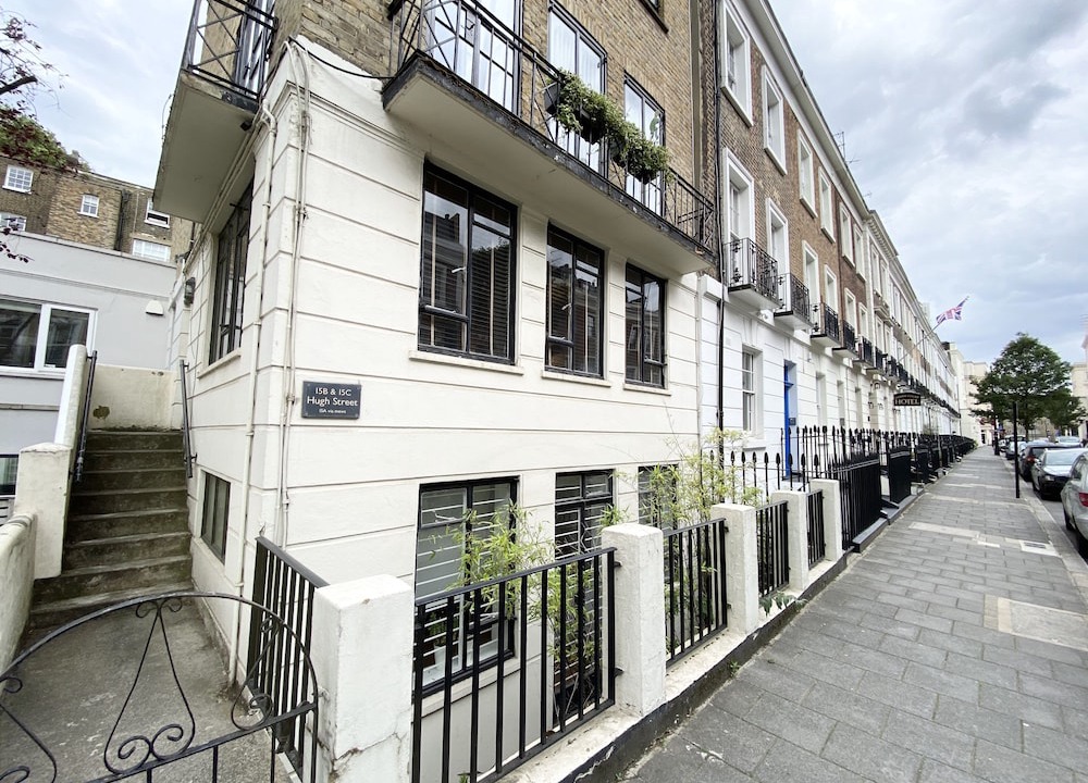 Warwick Hotel | Apartment Next to Victoria Station