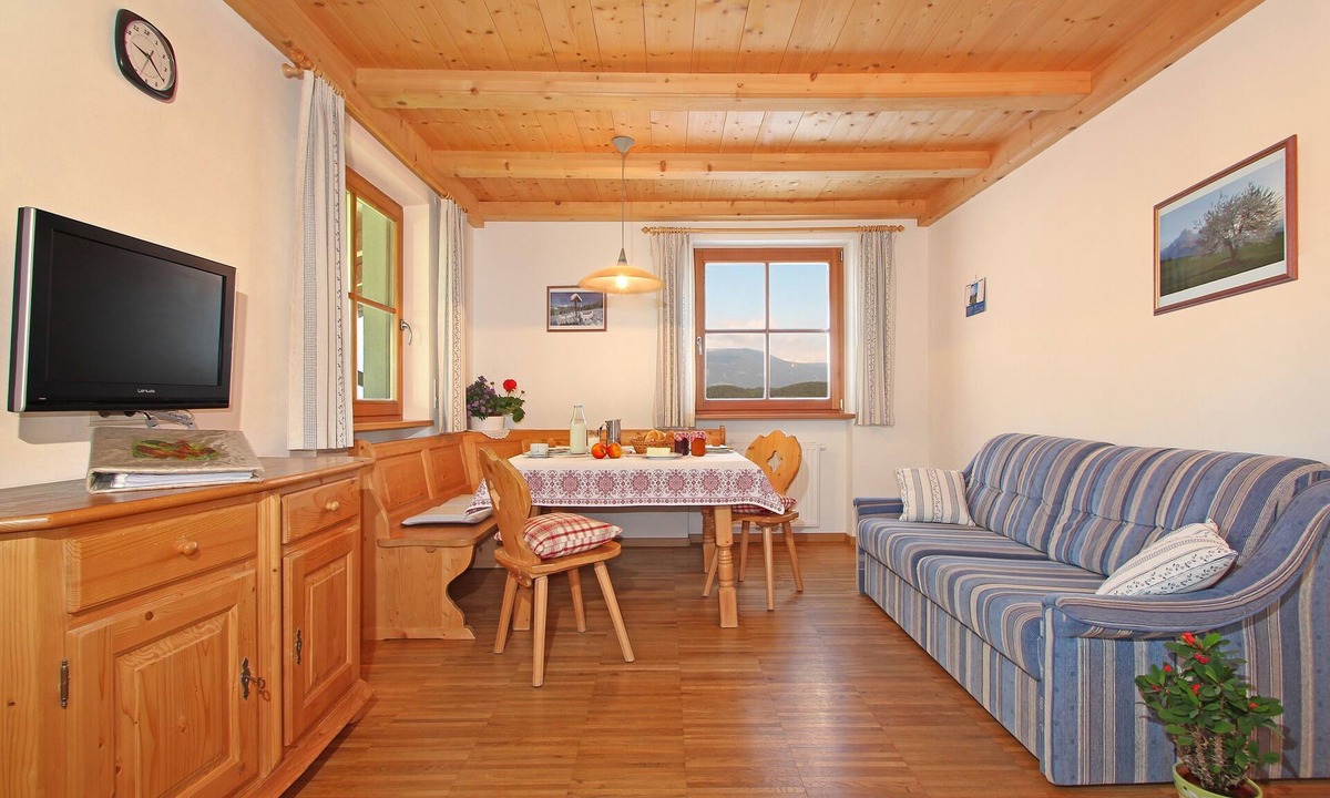 Kastelruth Apartment | Apartment 'Niglutsch - Kastelruth' with Mountain View, Balcony & Wi-Fi