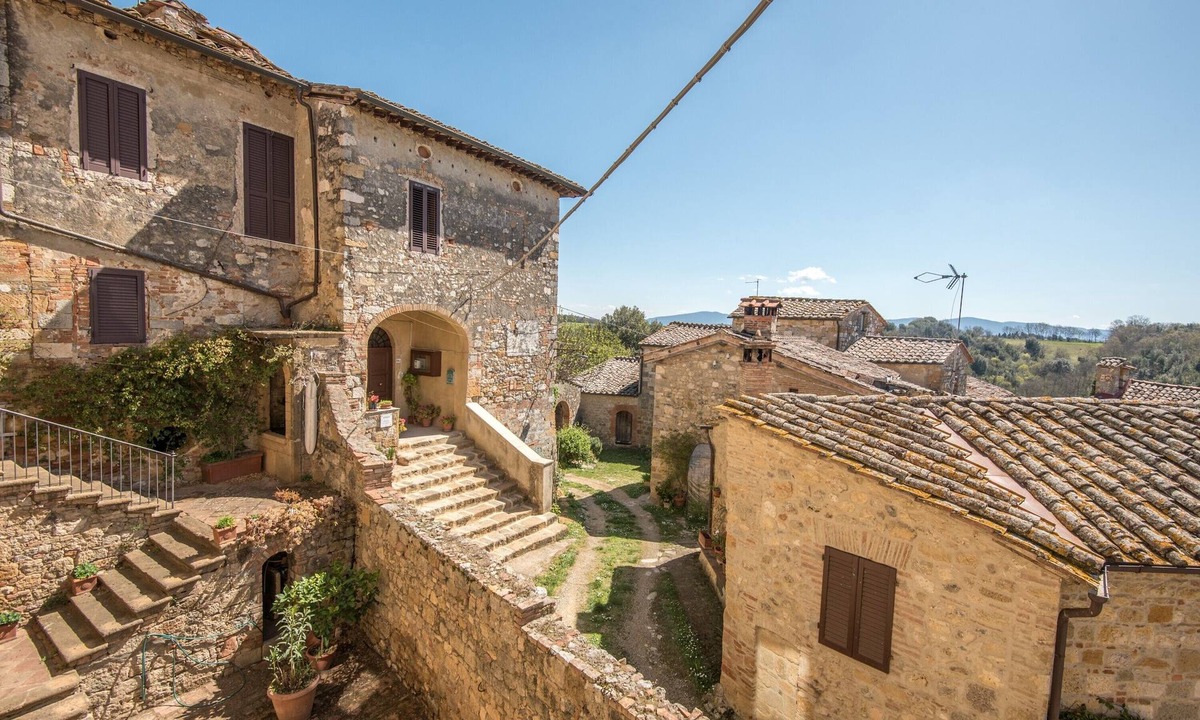 Colle di Val d'Elsa Apartment | Apartment "Nonno Gino" with Wi-Fi & Shared Balcony