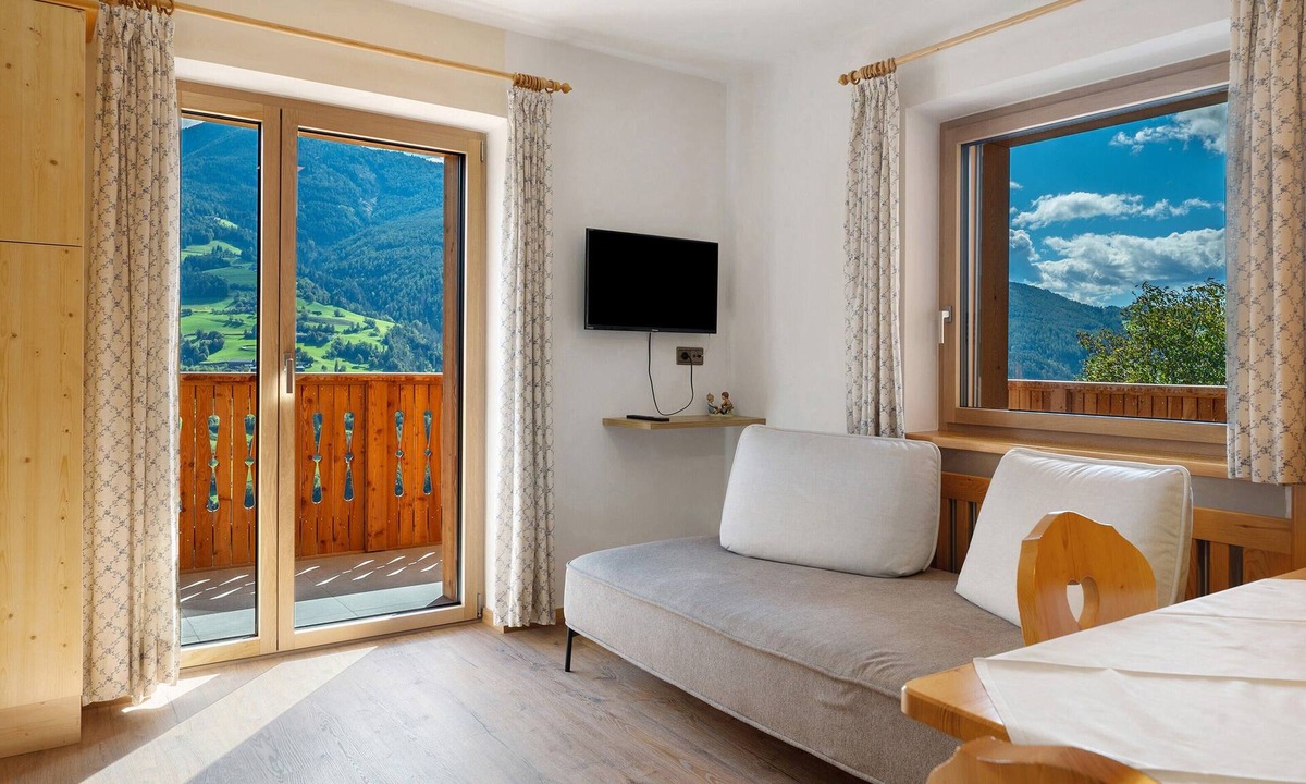 Velturno Apartment | Apartment 'Oberhemberger Hof Zwoaer' with Mountain View, Shared Terrace and Wi-Fi