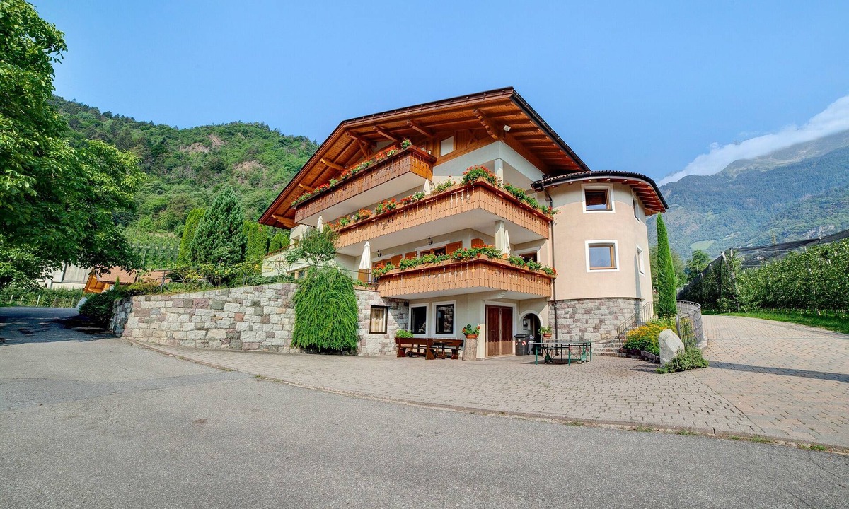 Lagundo Apartment | Apartment 'Obermoarhof Mutspitze' with Mountain View, Shared Garden and Wi-Fi