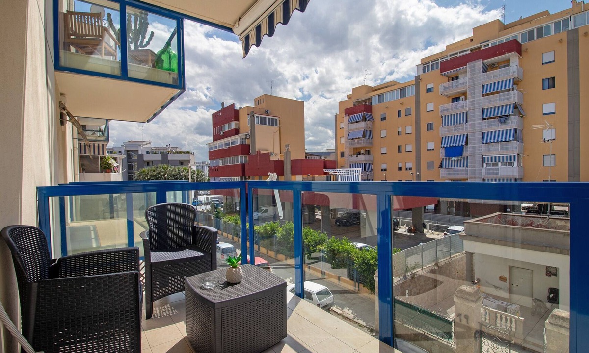 Municipio 3 Apartment | Apartment 'Oltremare' with Sea View, Wi-Fi and Air Conditioning