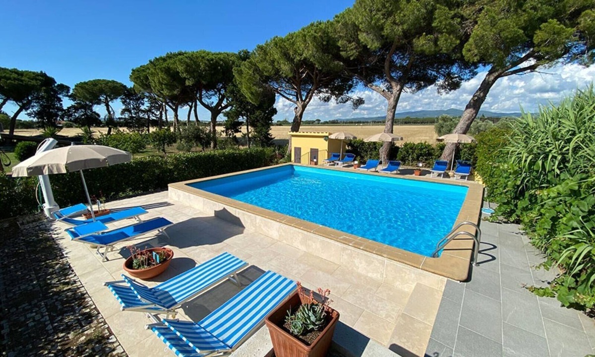 Cecina House | Apartment 'Podere Nuti - 4 Lauro' with Shared Pool, Garden and Wi-Fi