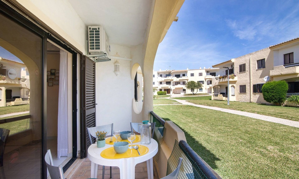 Montes de Alvor Apartment | Apartment 'Quinta Nova Hideaway - Alvor' with Shared Pool, Wi-Fi and Air Conditioning