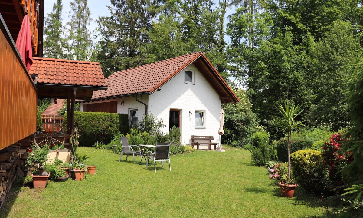 Hochbuch Apartment | Apartment 'Red' with Shared Garden, Balcony and Wi-Fi