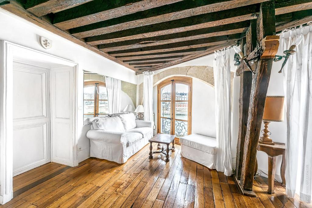 Notre Dame Apartment | Apartment Saint-Louis by B'Your Home