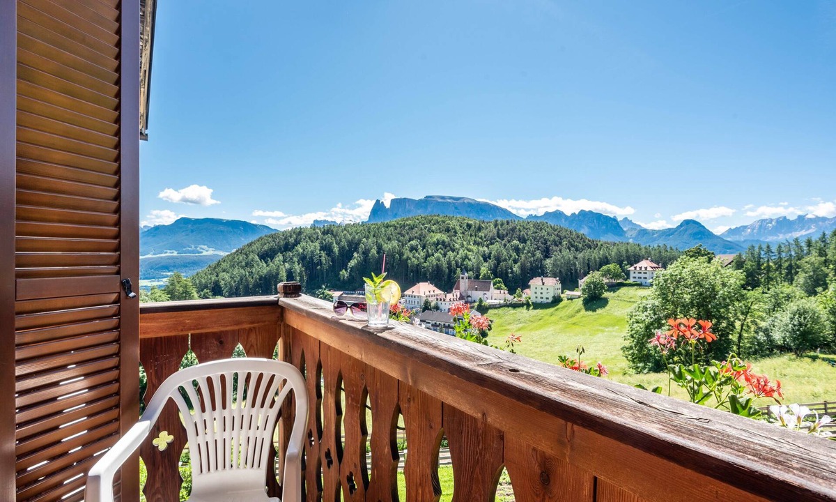 Longomoso Apartment | Apartment 'Sallrain Hof 2' with Mountain View & Balcony