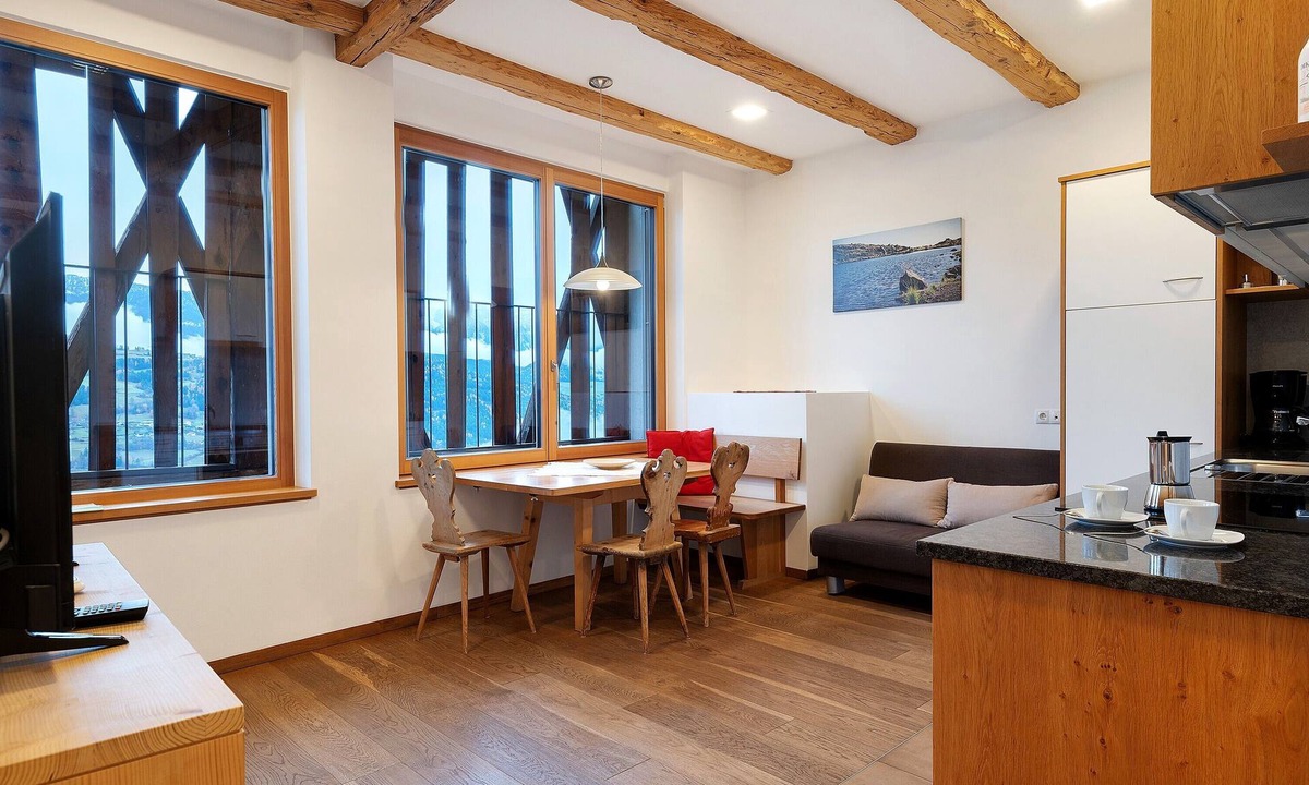 Albions Apartment | Apartment 'Schloss Gravetsch Castel' with Mountain View and Shared Garden