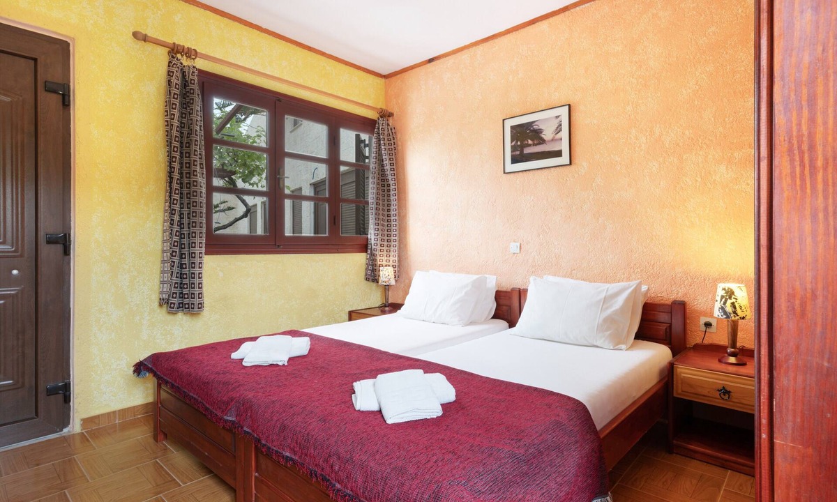 Palekastro Apartment | Apartment 'Single Room' with Mountain View, Wi-Fi and Air Conditioning
