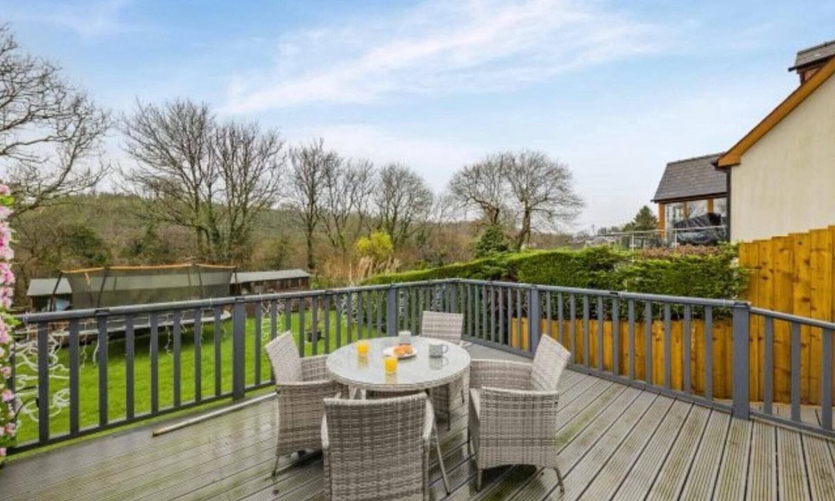 Wiseman's Bridge Apartment | Apartment Sleeps 2 With Parking and Pets Welcome