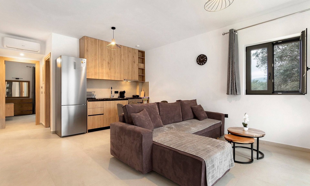 Vlicho Apartment | Apartment 'Sokol Stone House 1' with Mountain View, Wi-Fi and Air Conditioning