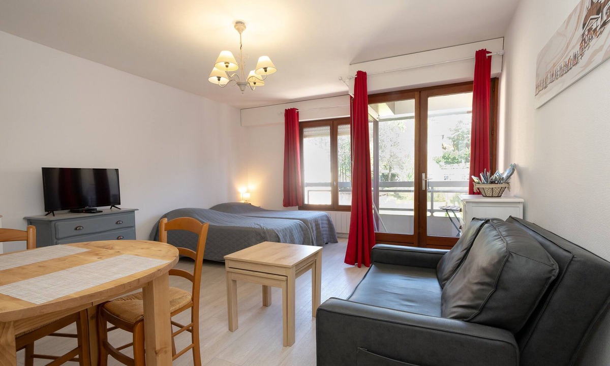 Aix-les-Bains City Center Apartment | Apartment 'Studio Meublé' with Mountain View, Balcony and Wi-Fi