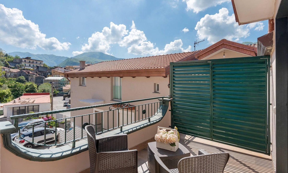 Piazza-Tralia-Pendolo Apartment | Apartment 'Tramonto' with Mountain View, Wi-Fi and Air Conditioning