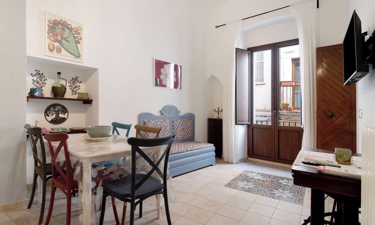Rutigliano Apartment | Apartment 'Unit 1' with Shared Terrace, Wi-Fi and Air Conditioning