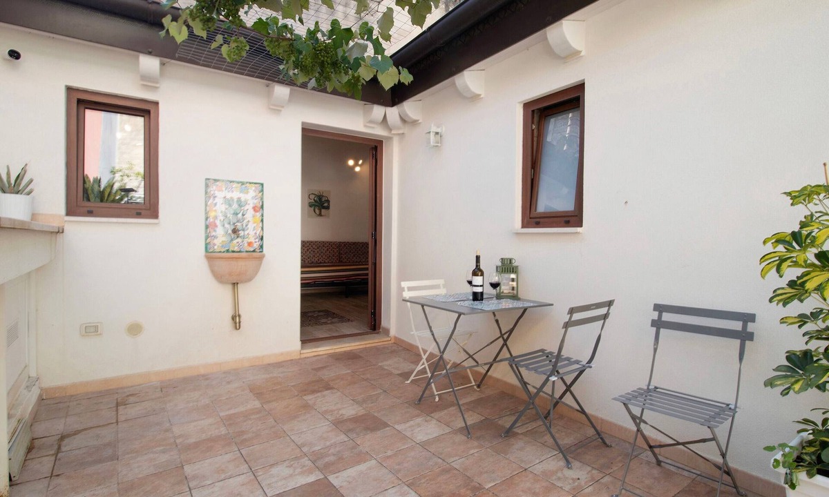 Rutigliano Apartment | Apartment 'Unit Two' with Shared Terrace, Wi-Fi and Air Conditioning