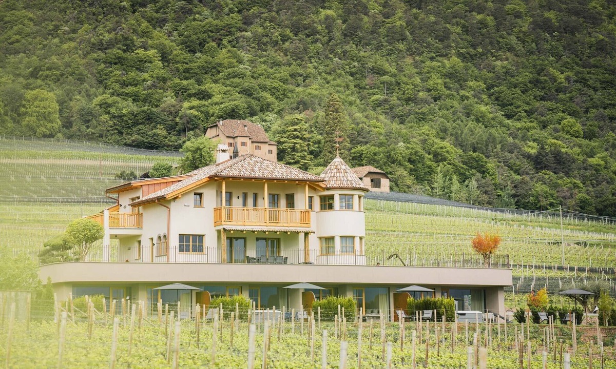Berg/Monte Apartment | Apartment 'Valentinerhof Apt Fire' with Mountain View, Shared Pool and Wi-Fi