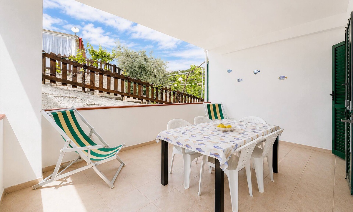 Peschici Apartment | Apartment 'Villa Francesca, Trilo B' with Shared Terrace, Wi-Fi and Air Conditioning