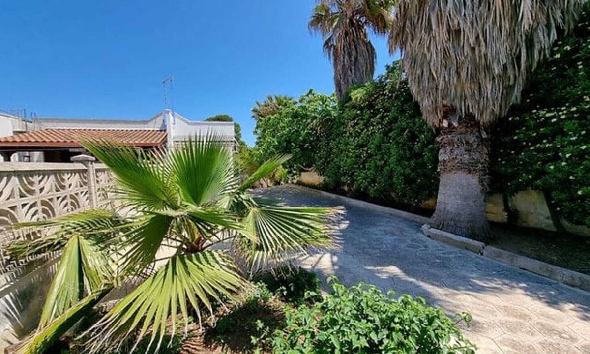 Torre Specchia Ruggeri Apartment | Apartment 'Villa Venere - Terra' with Private Terrace, Private Garden and Air Conditioning