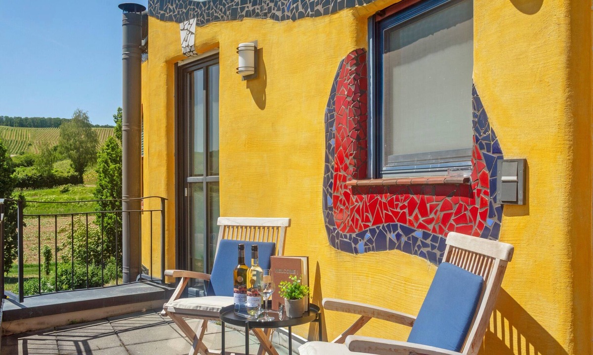 Eisenheim Apartment | Apartment 'Weingut Hirn &Hundertwasser-Artikel' with Mountain View, Shared Garden and Wi-Fi