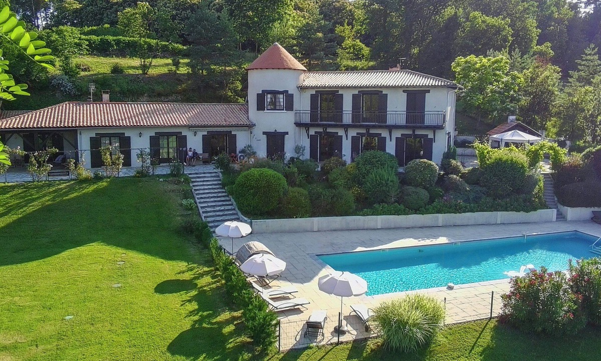 Razac-sur-l'Isle Apartment | Apartment with shared pool in the heights of Razac